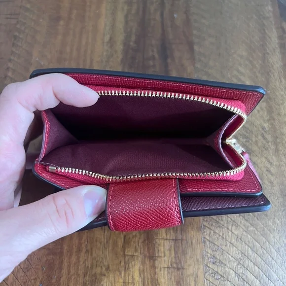 *NWOT*Authentic COACH Gold/Red Leather Med. Corner Zip Wallet Style No. 6390 - Picture 4 of 4